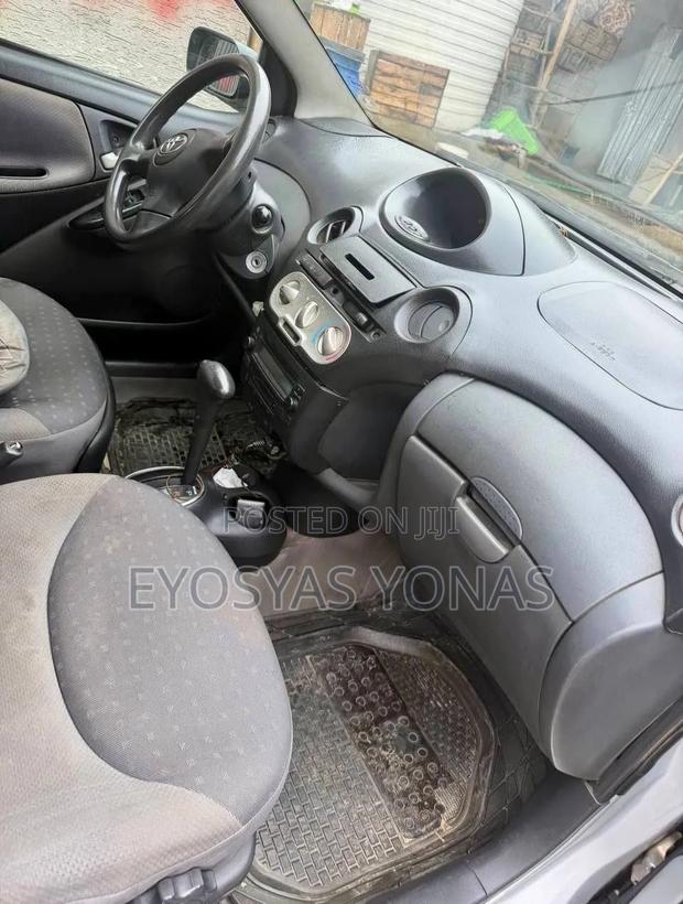 Toyota Vitz 2004 Silver