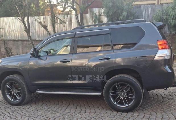 Toyota Land Cruiser Prado 2012 Gray