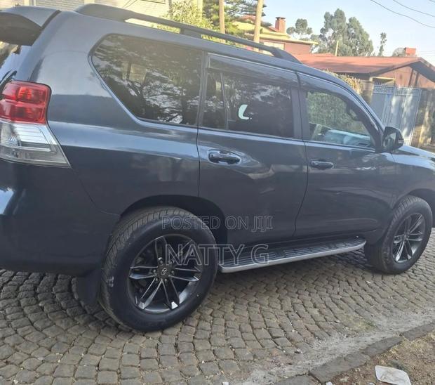 Toyota Land Cruiser Prado 2012 Gray