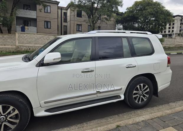 Toyota Land Cruiser 2015 White