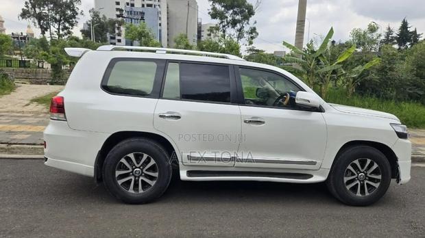Toyota Land Cruiser 2015 White