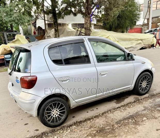 Toyota Vitz 2004 Gray