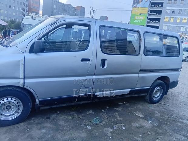 Toyota Grand HiAce 2001 Silver