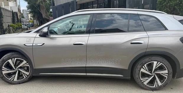 Volkswagen ID.6 2023 Gold