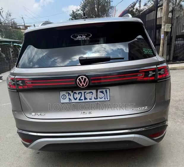 Volkswagen ID.6 2023 Gold