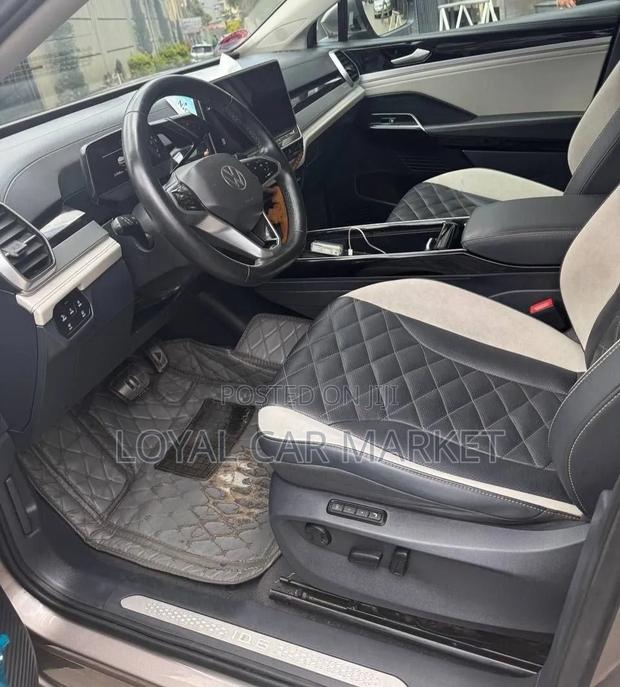 Volkswagen ID.6 2023 Gold