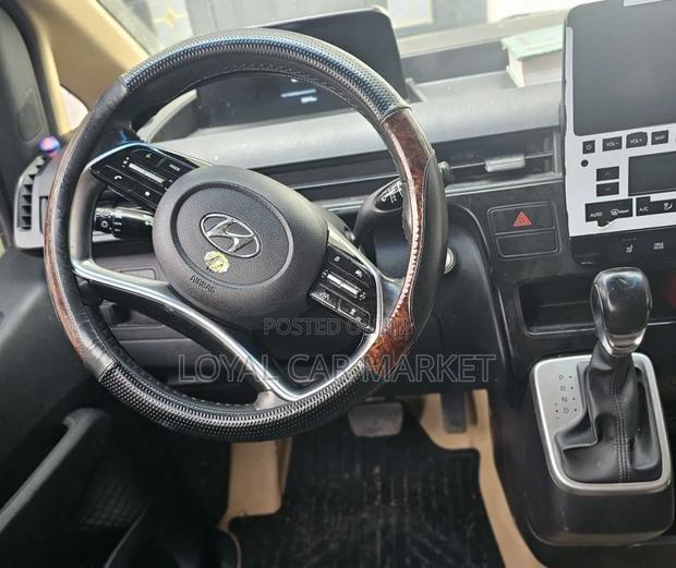 Hyundai Staria 2023 Gray