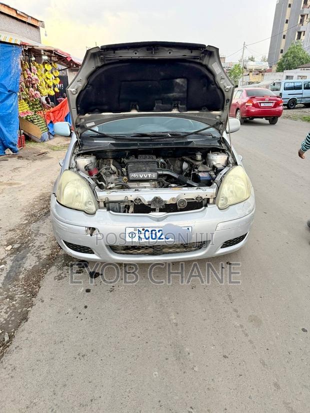 Toyota Vitz 2004 Silver