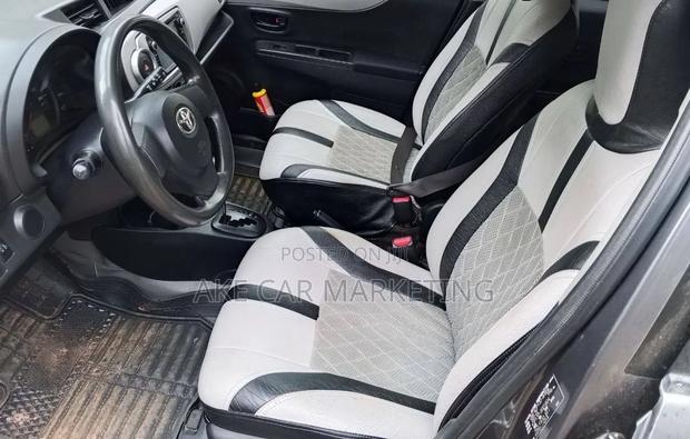 Toyota Yaris Base Hatchback 5dr 2011 Gray