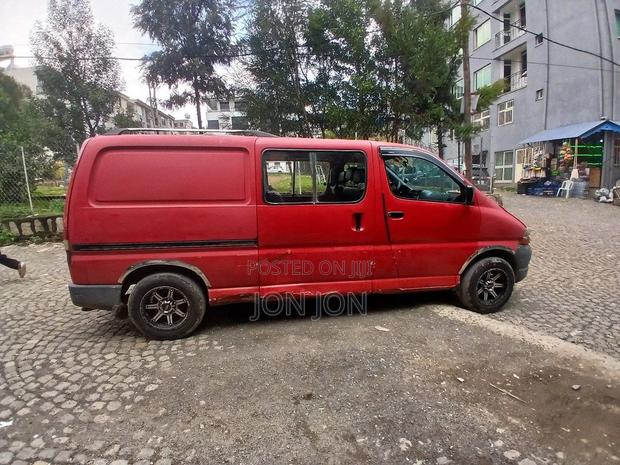 Toyota Hilux 2000 Red