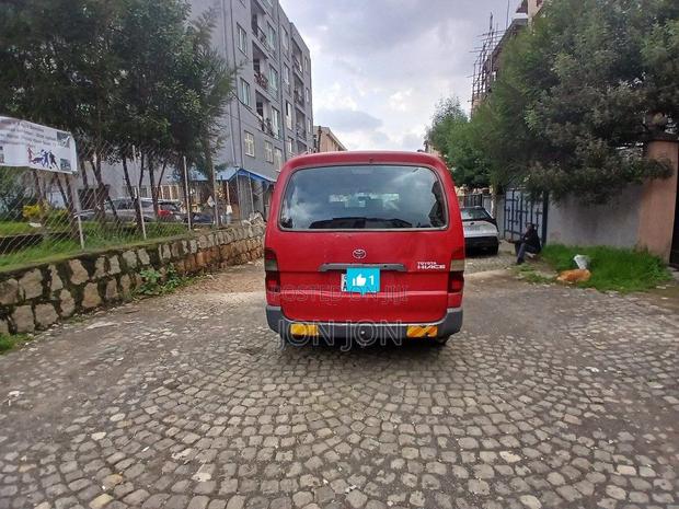 Toyota Hilux 2000 Red