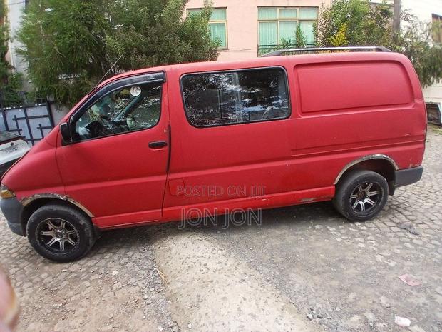Toyota Hilux 2000 Red