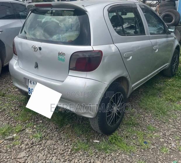 Toyota Vitz 2001 Silver