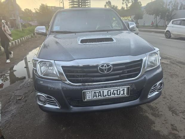 Toyota Hilux 2014 Gray