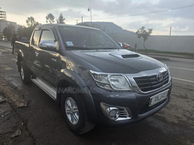 Toyota Hilux 2014 Gray