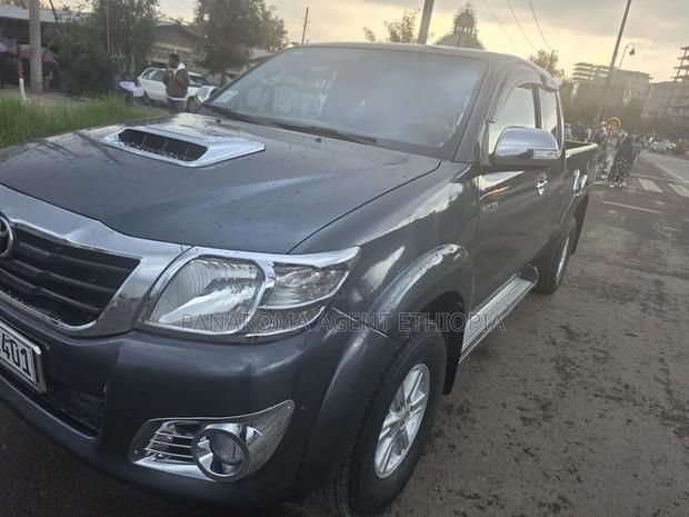 Toyota Hilux 2014 Gray
