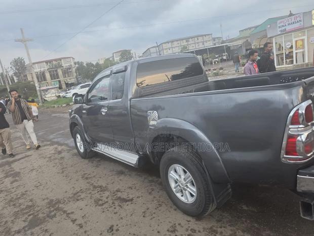 Toyota Hilux 2014 Gray