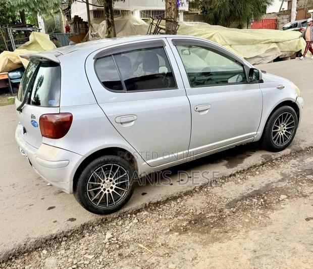 Toyota Vitz 2004 Silver