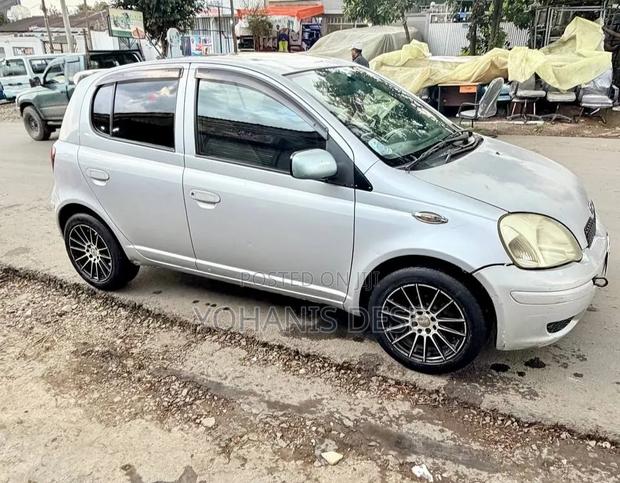 Toyota Vitz 2004 Silver