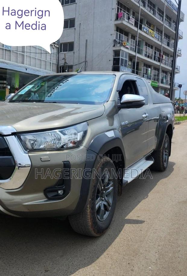 Toyota Hilux 2021 Gray