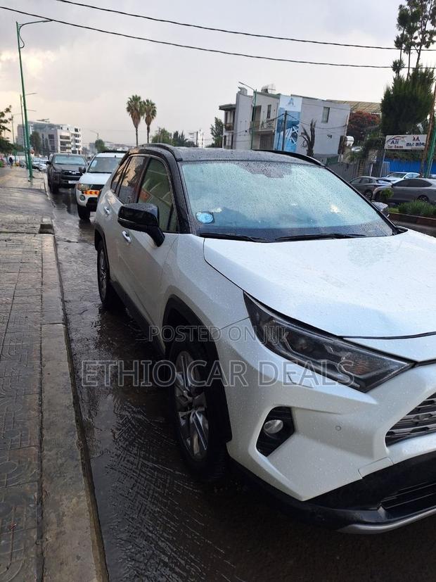 Toyota RAV4 2021 White