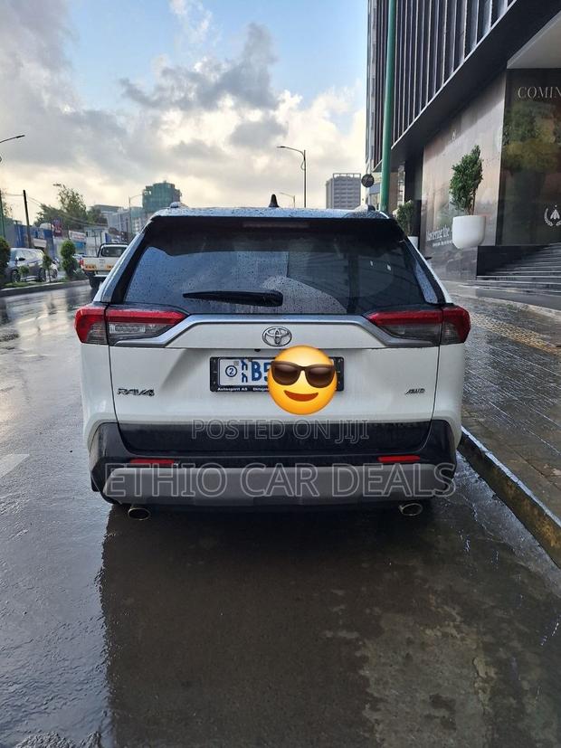 Toyota RAV4 2021 White