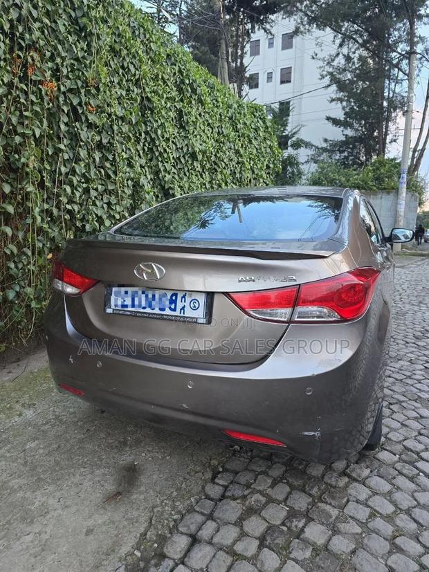 Hyundai Elantra 2011 Gold