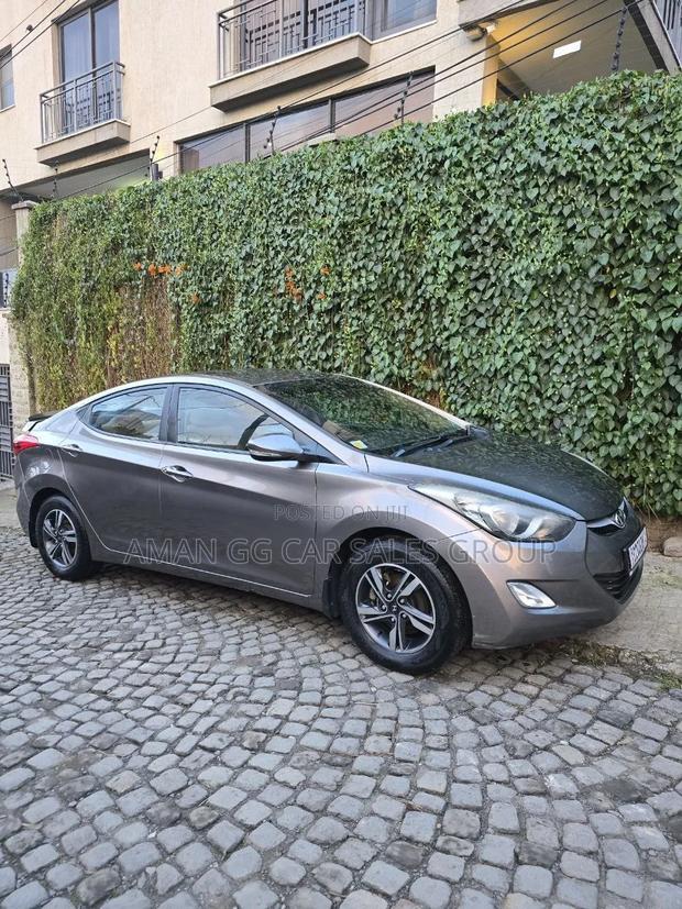 Hyundai Elantra 2011 Gold