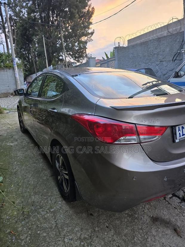 Hyundai Elantra 2011 Gold