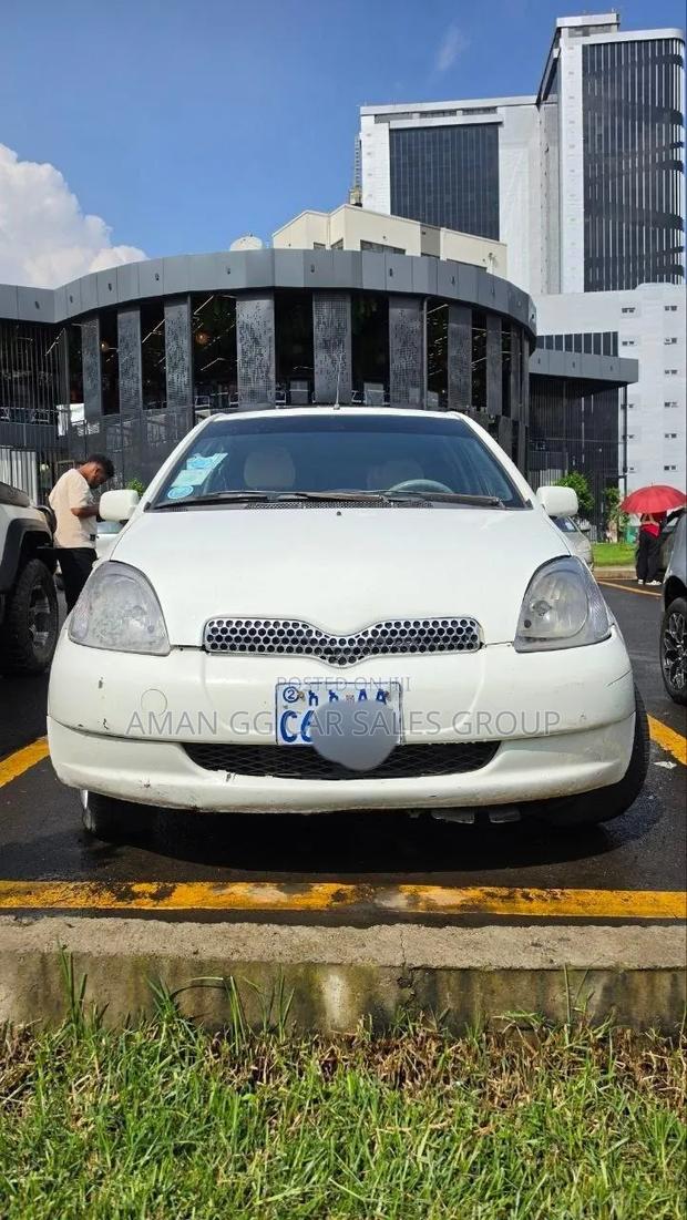 Toyota Vitz 2001 White