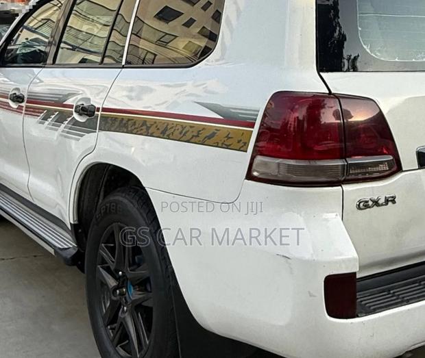 Toyota Land Cruiser 2011 White
