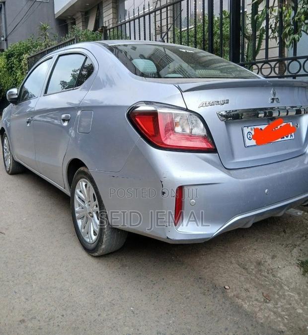 Mitsubishi Attrage 2022 Silver