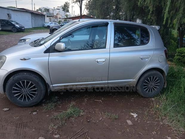 Toyota Vitz 2001 Silver