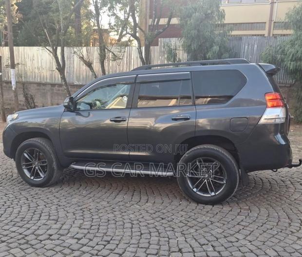 Toyota Land Cruiser Prado 2012 Gray