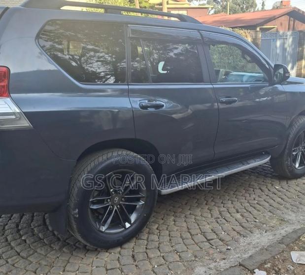 Toyota Land Cruiser Prado 2012 Gray