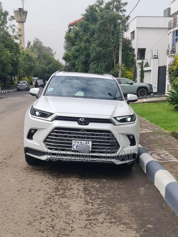 Toyota Grand Highlander Hybrid 2025 White