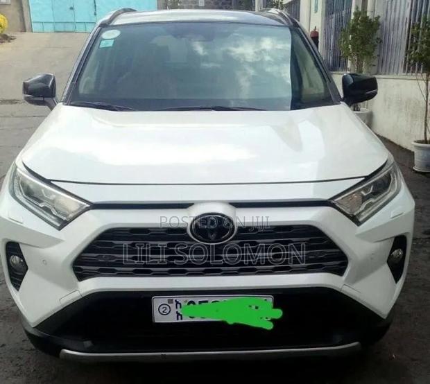 Toyota RAV4 2021 White