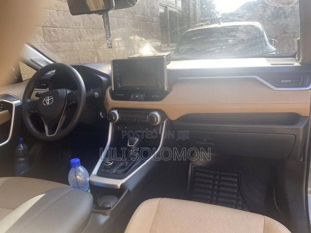 Toyota RAV4 2021 White