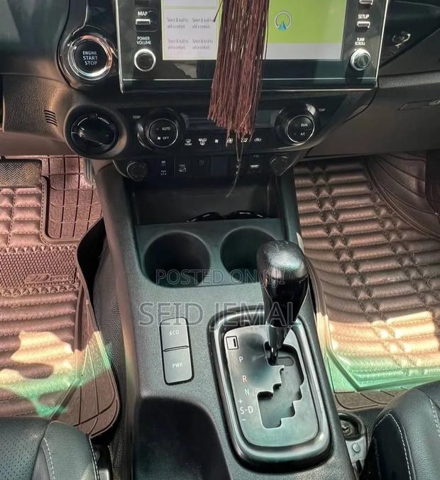 Toyota Hilux 2022 Gray
