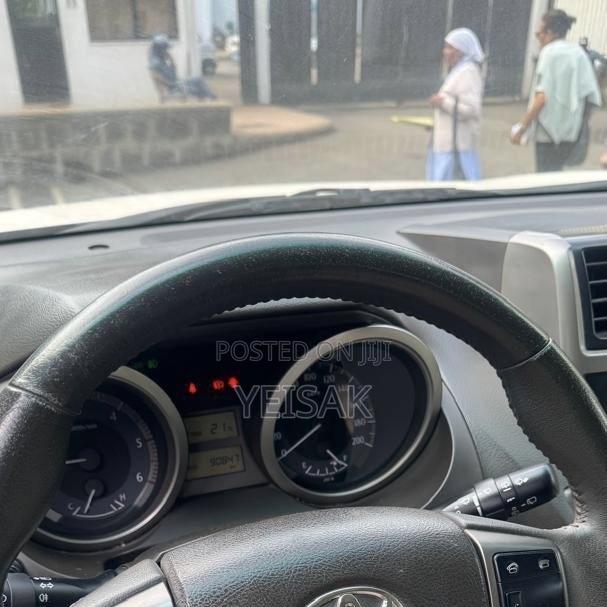 Toyota Land Cruiser 2010 White