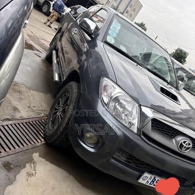 Toyota Hilux 2010 Black
