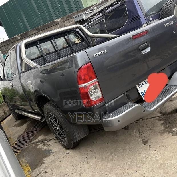 Toyota Hilux 2010 Black