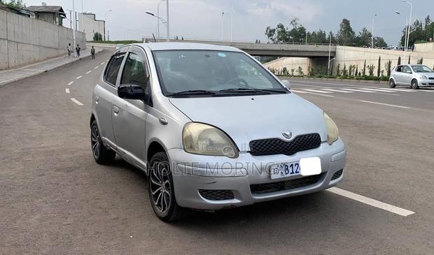 Toyota Vitz 2004 Silver