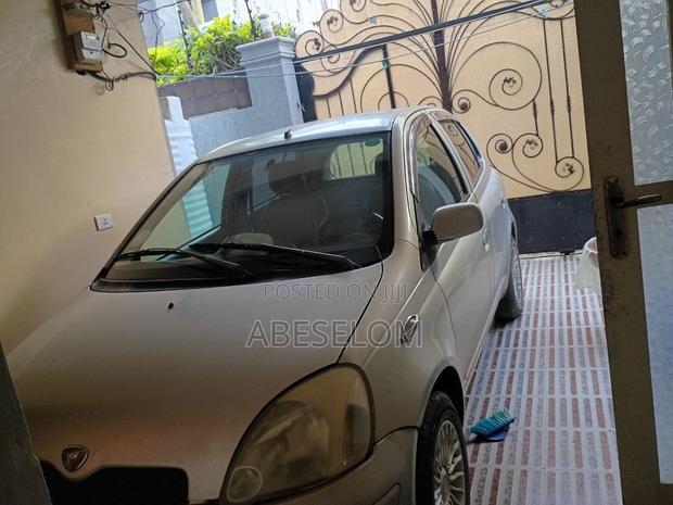 Toyota Vitz 2002 Gold