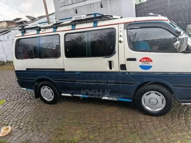 Toyota Grand HiAce 2002 White