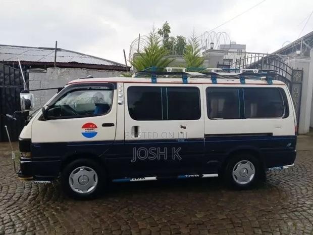 Toyota Grand HiAce 2002 White