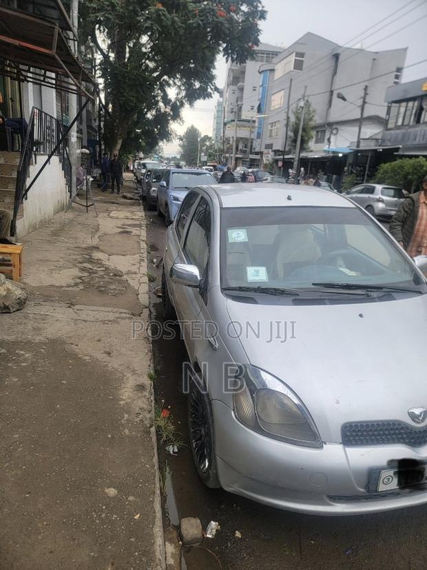 Toyota Vitz 2002 Silver