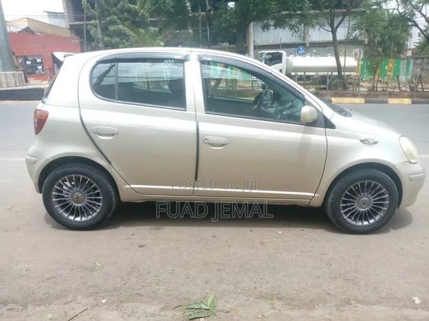 Toyota Vitz 2002 Gold
