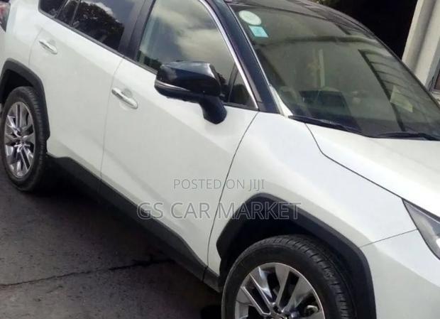 Toyota RAV4 2021 White
