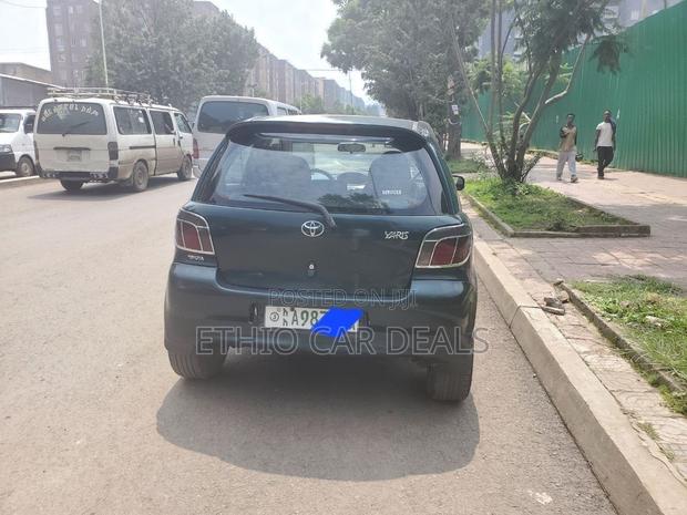 Toyota Vitz 2000 Green